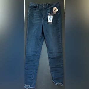 BRAND NEW WITH TAGS. Sofía Vergara “Super Hi- Rise Rosa Curvy Ankle” jeans